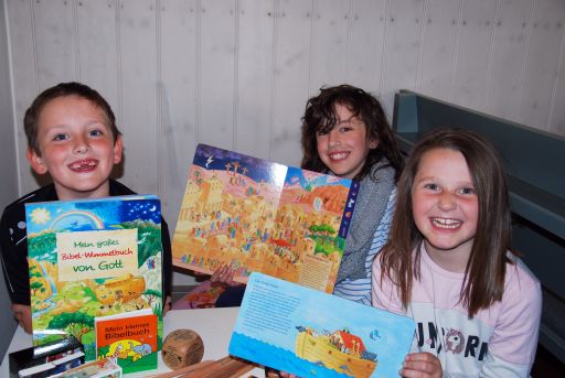 Lennox Bulst, Valentina Görke und Hanna-Marie Volz (v.l.) freuen sich stellvertretend für alle Kids in der Ulfener Kirchengemeinde über die neue spannende Lektüre (Bildunterschrift und Foto: Matthias Siegk)